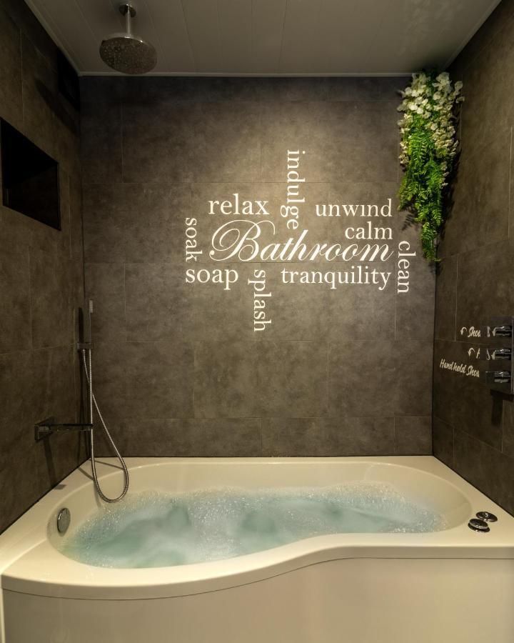 Jucuzzi Bath. Japanese Toilet. Belfast City Centre. Exteriör bild