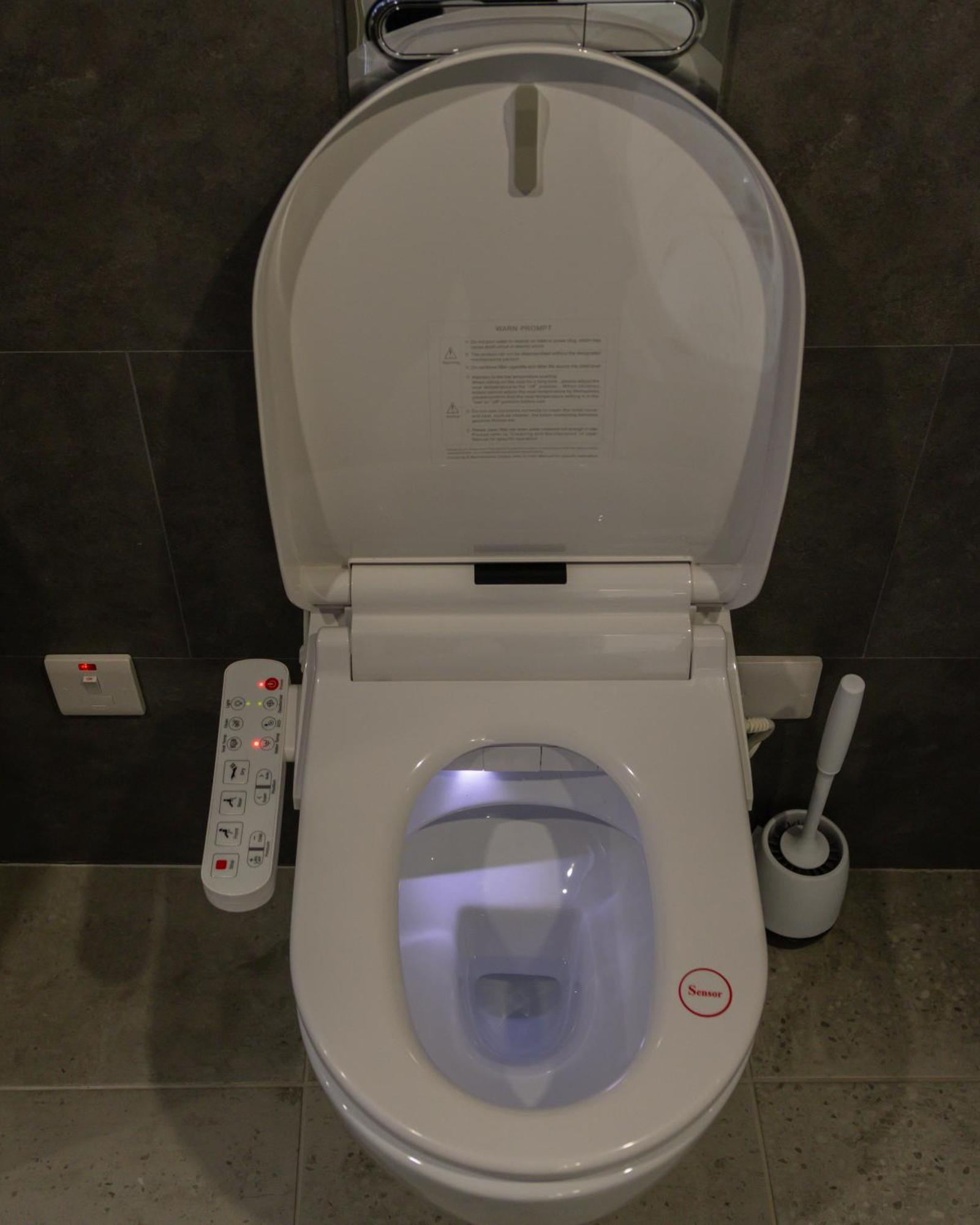 Jucuzzi Bath. Japanese Toilet. Belfast City Centre. Exteriör bild